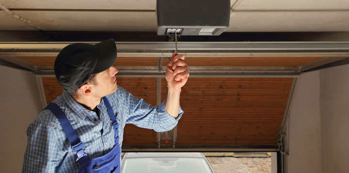 Garage door technician Trumbull